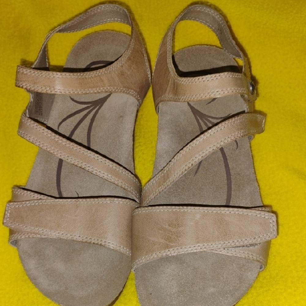 Women's Tan Sandals